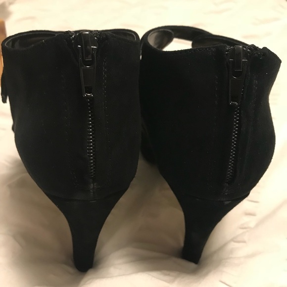 NIB Bella Vita Niko Strappy Suede Black Heels 10WW - Picture 3 of 5